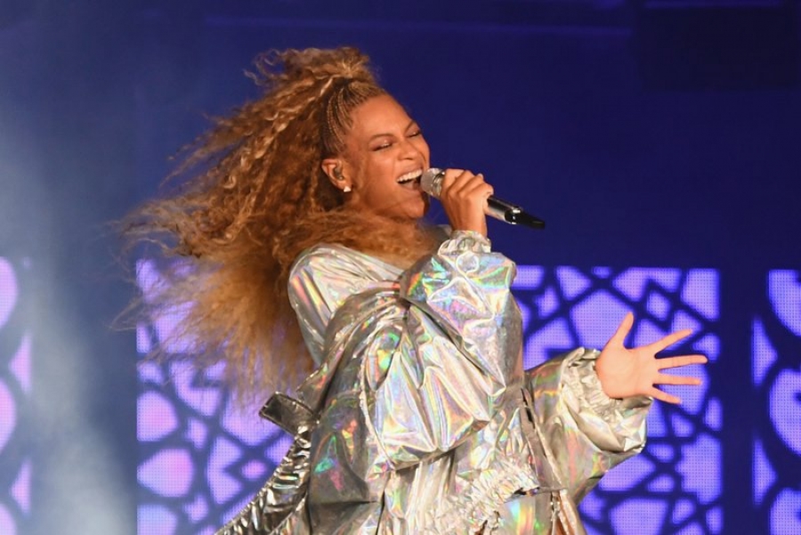 Beyoncé Dedicates Detroit Concert to Ailing Aretha Franklin Sac